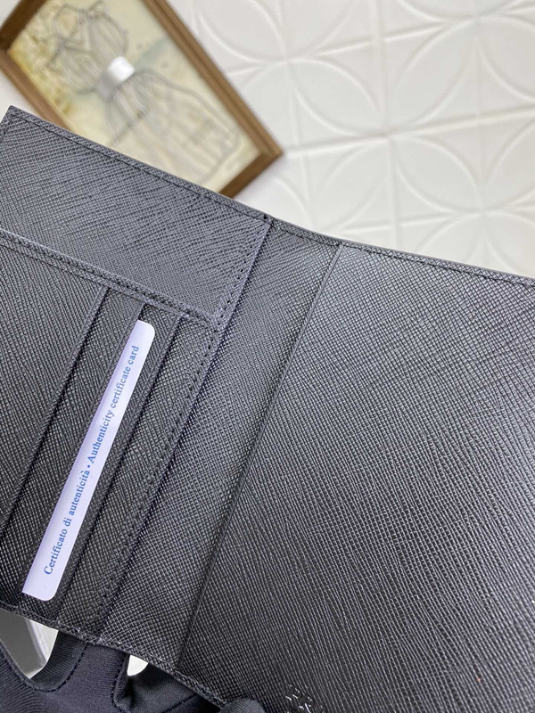 プラダ財布コピー着用イメージ